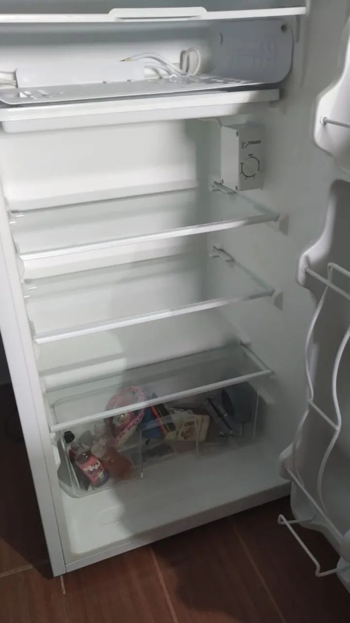 Frigobar (ESTÁ COM DEFEITO NO MOTOR)