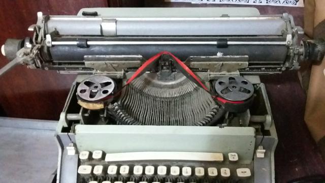 Máquina de escrever anos 60 - Foto 3