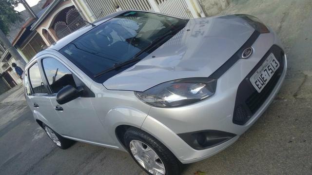Fiesta hatch única dona carro de garagem
