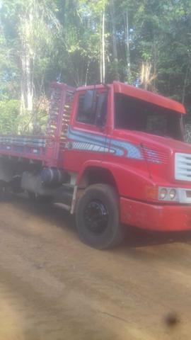 Vende-se um caminhão