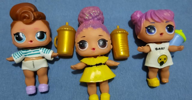 Três bonecas pequenas com acessórios - Foto 2
