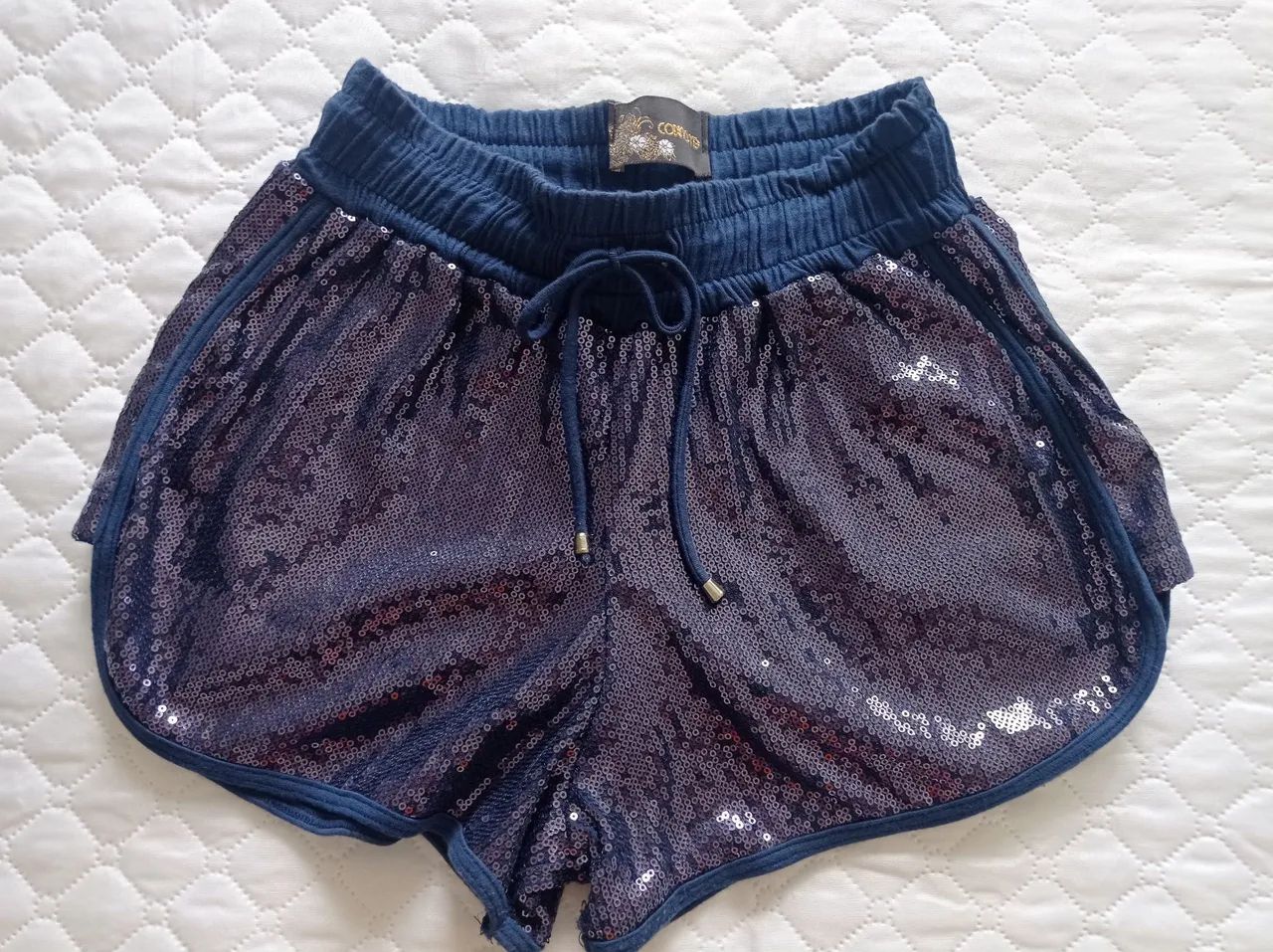 Short azul de paetês CODINOME 