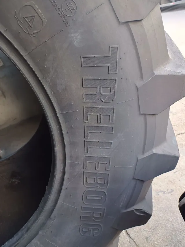 Pneu 900/60R42 Semi novo