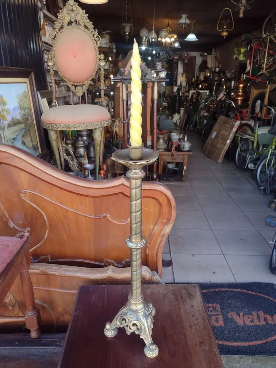 Castiçal antigo em bronze e latão.