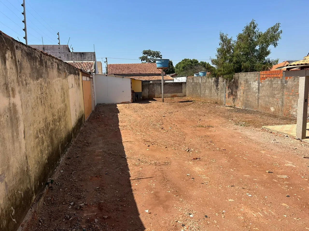 Vende-se terreno na Av. Gonçalo Botelho no Cristo Rei em Várzea Grande-MT 