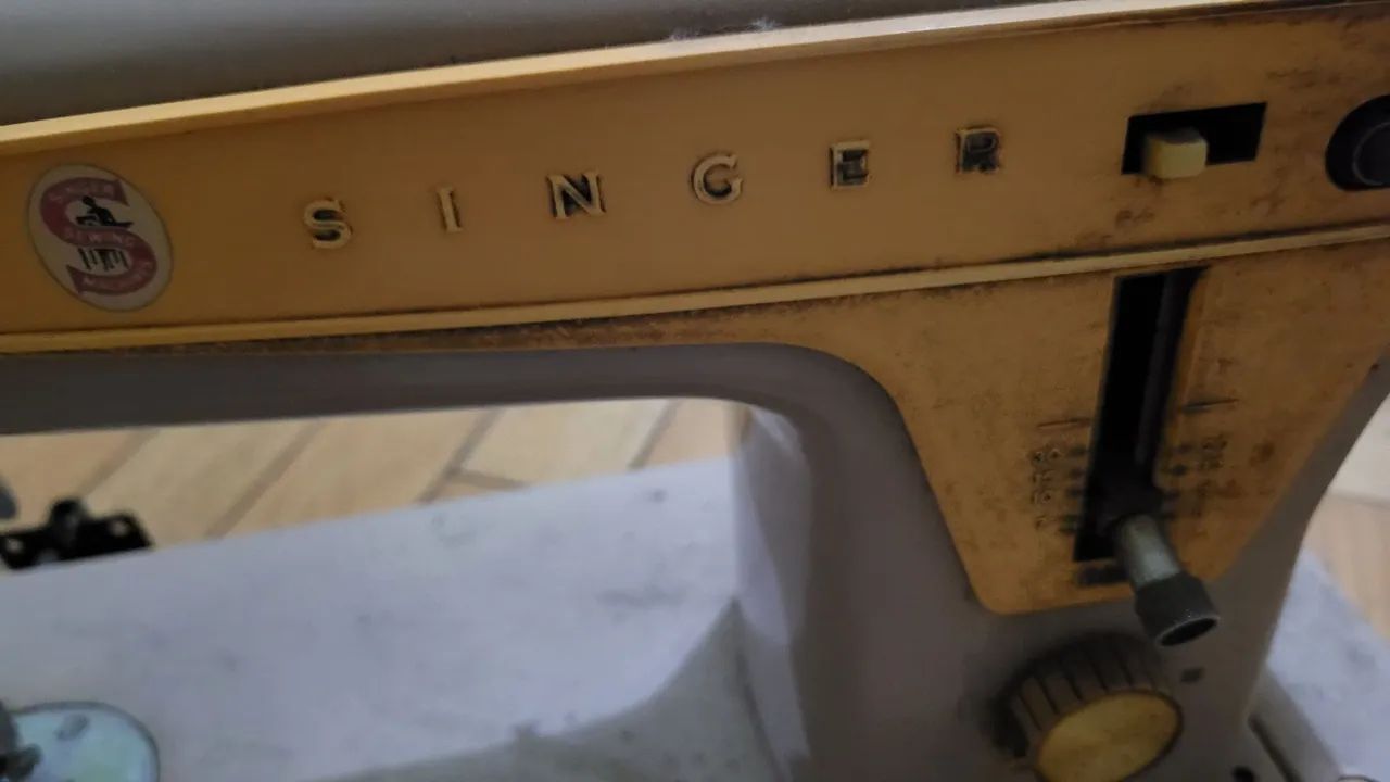 Antiguidade Maquina de costura singer década de 70 - Foto 5