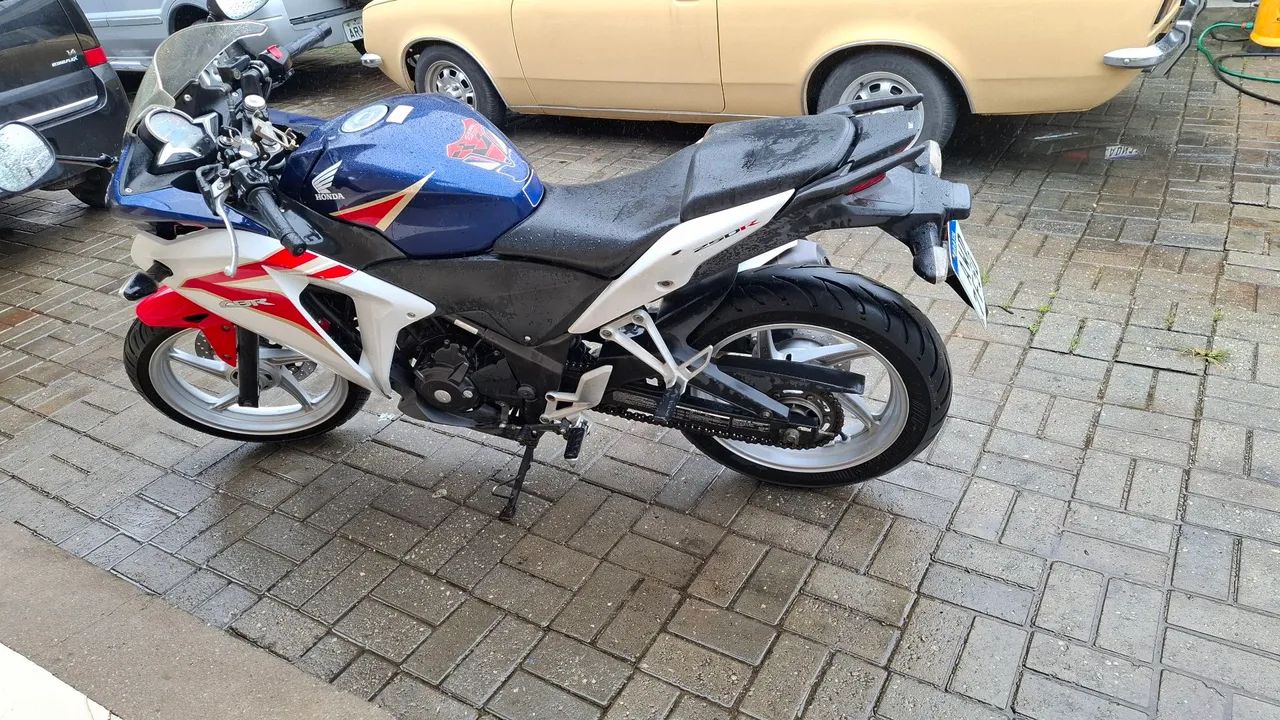 Vendo CBR 250R ano 2012 com 30.400 km originais  - Foto 4