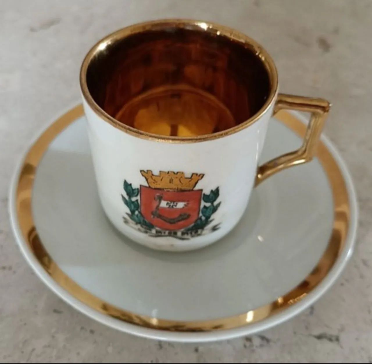 Xícara antiga com revestimento em ouro - Foto 4