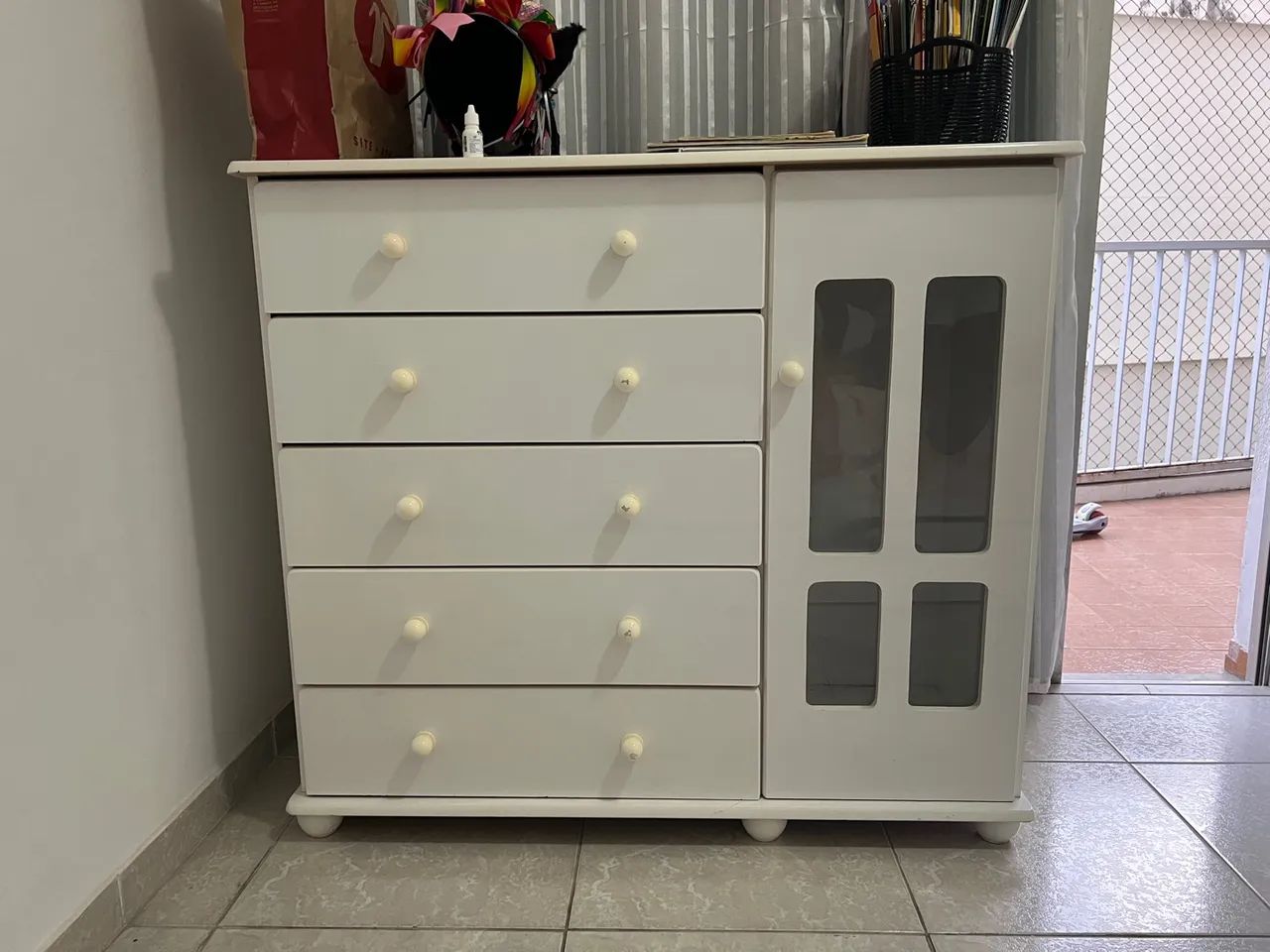 Cômoda com 5 gavetas e porta de vidro da Abracadabra