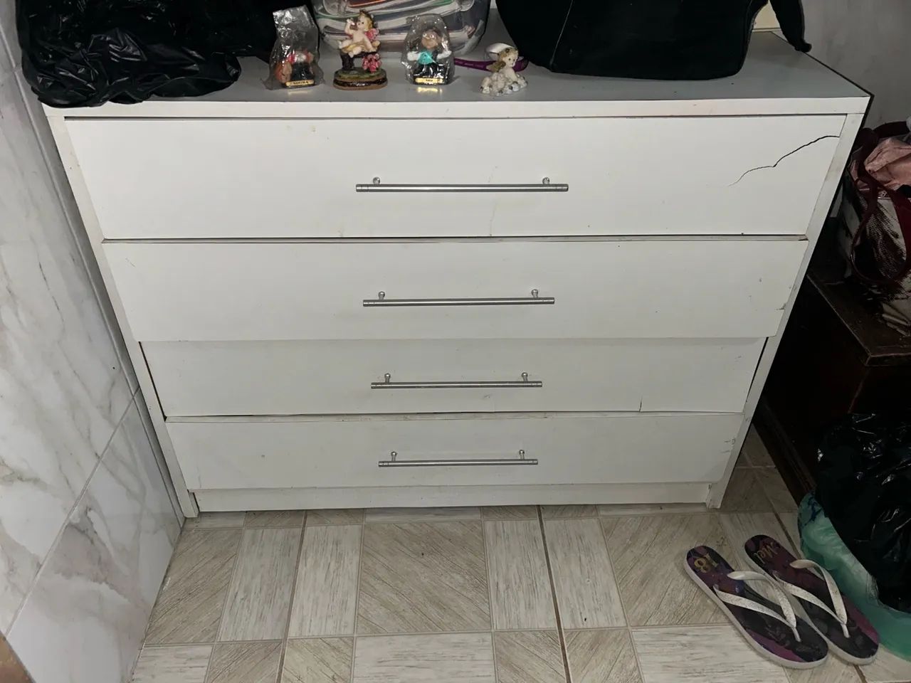 Cômoda branca com 4 gavetas