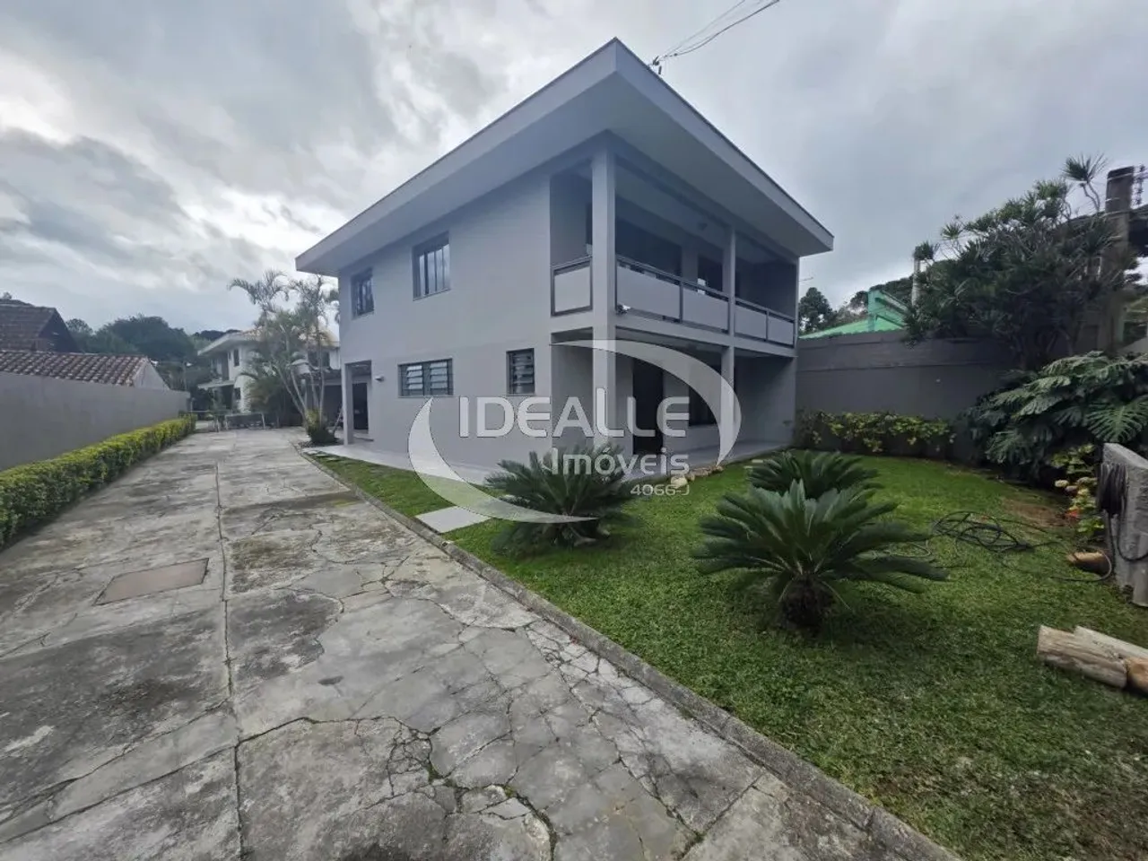 Casa Residencial com 4 quartos para alugar por R$ 5000.00, 175.00 m2 - AHU - CURITIBA/PR