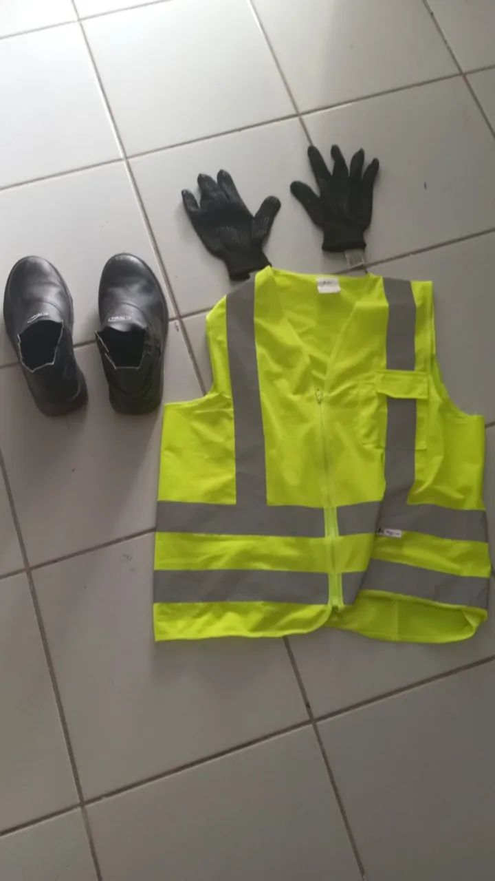 Colete, bota e luva