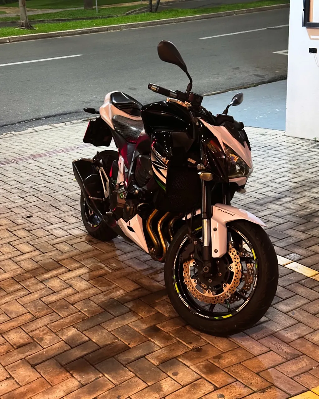 Motos KAWASAKI Z-800 no Brasil