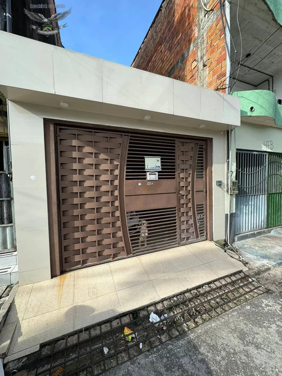 CASA EM RUA PUBLICA