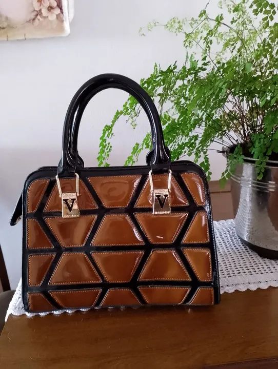 Bolsa de Ombro Marrom com Detalhes em Preto E MARAVILHOSA E SEM USO 