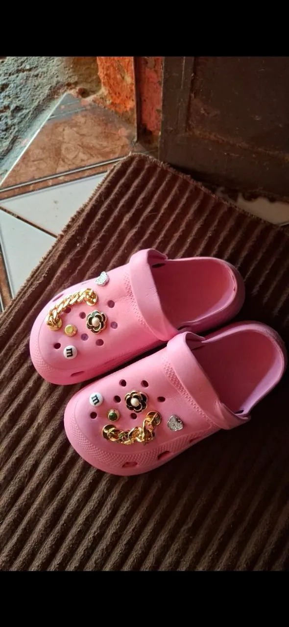 Crocs Rosa Customizadas com Charms