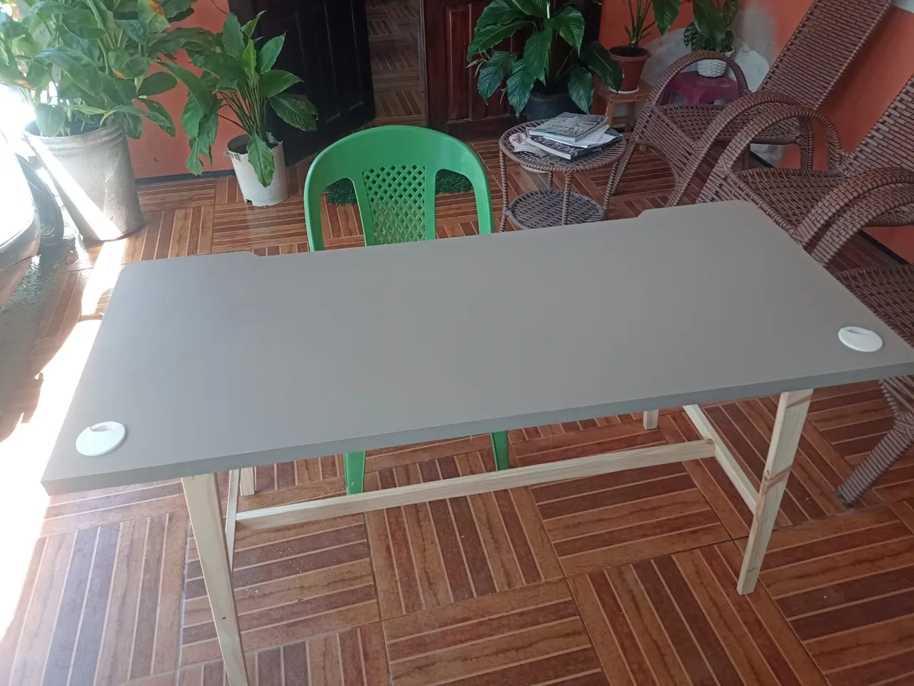 Mesa de escritório cinza com design moderno
