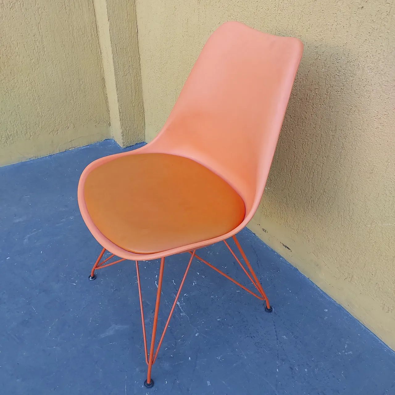 Cadeira Eames Laranja com Assento Estofado - Foto 2