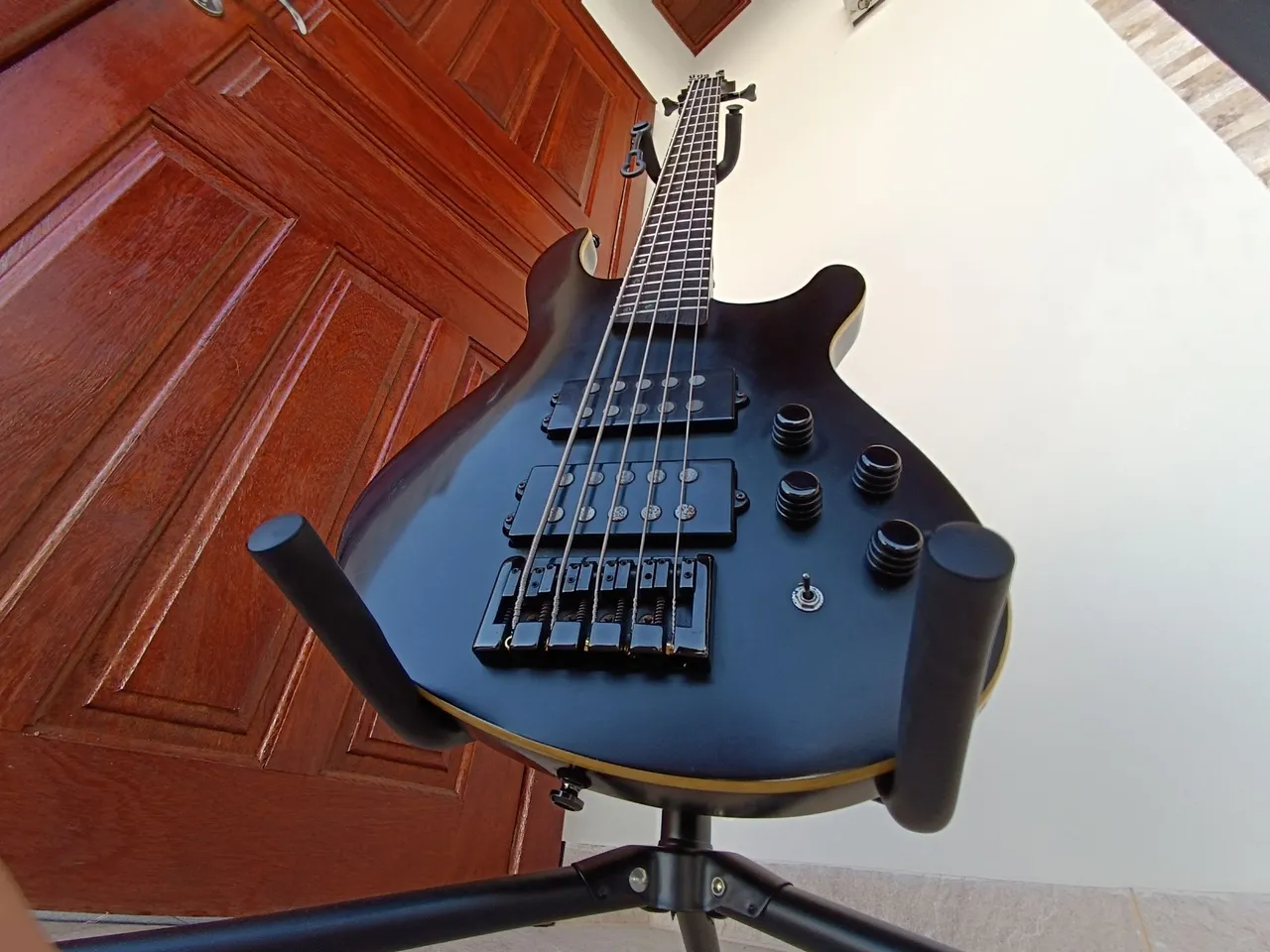 Baixo cort C5H ativo e passivo com push pull no Knob do volume