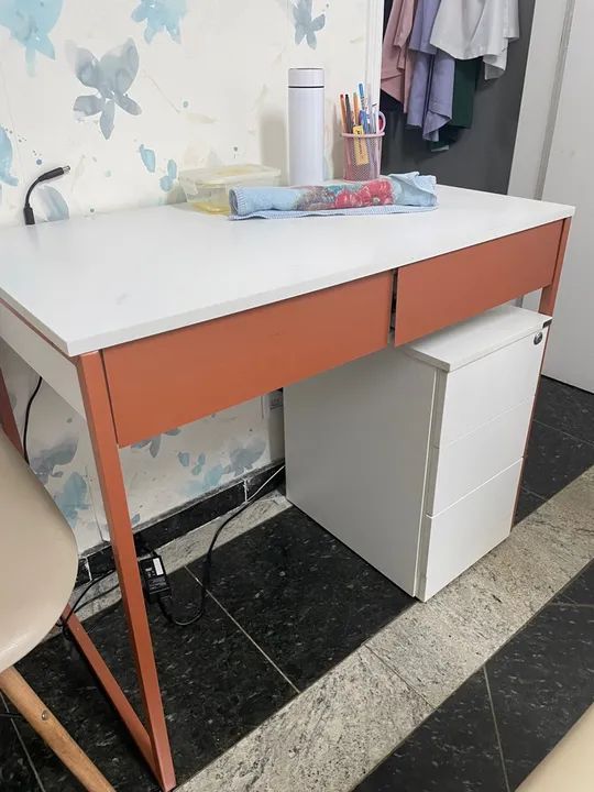 Escrivaninha Branca com Detalhes em rose 