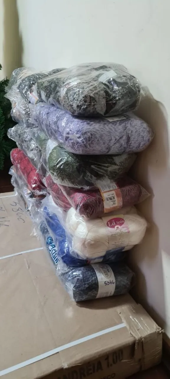 100 novelos de lã para tricô e crochet várias marcas nacionais e importados.