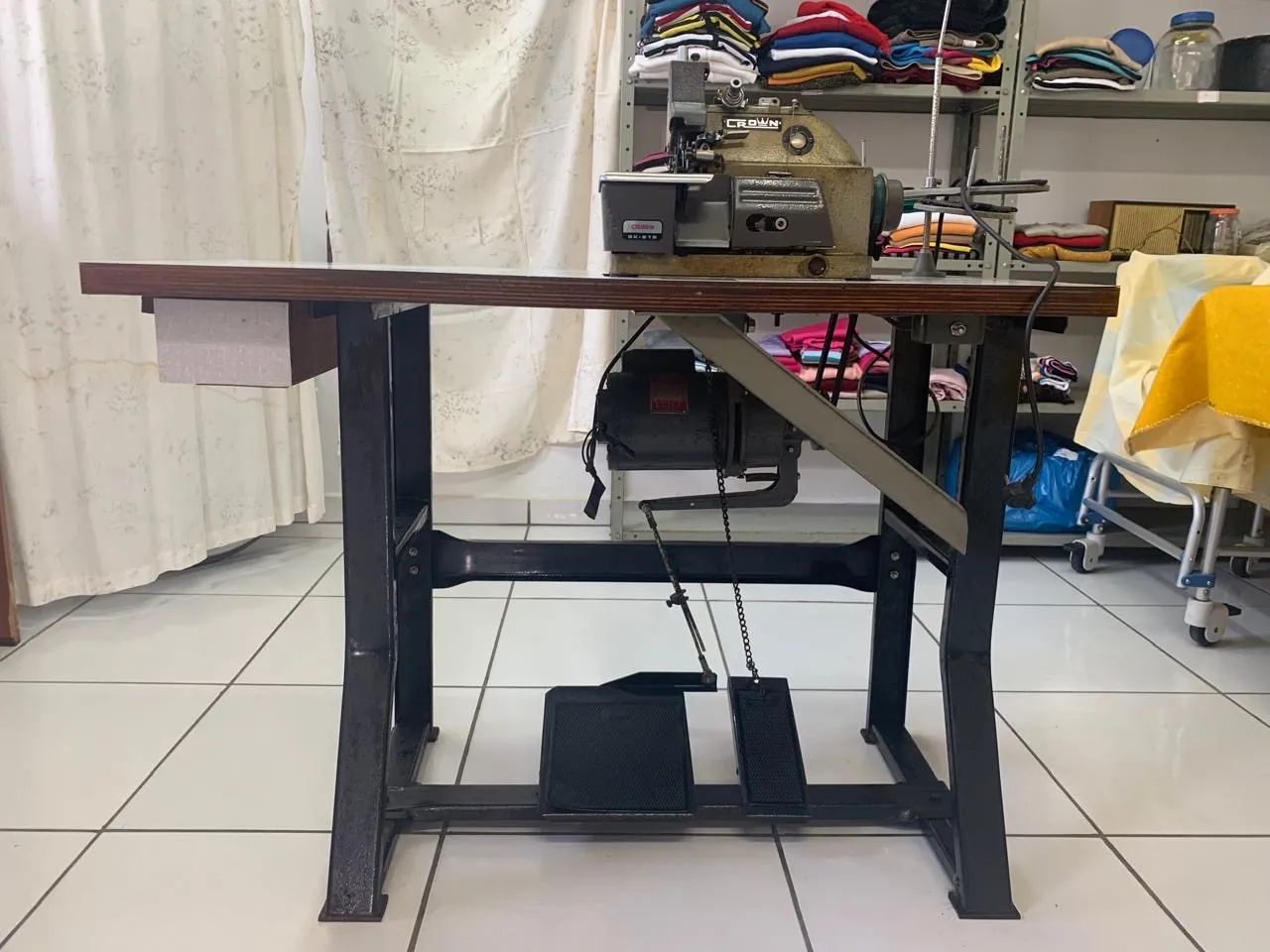 Máquina de costura overloque crown