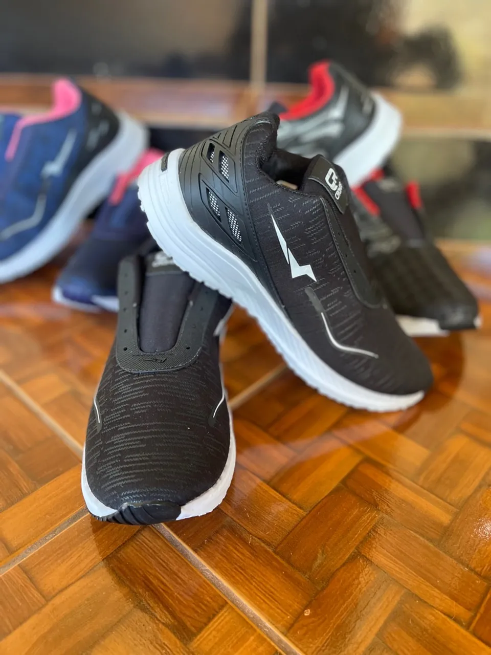 Tênis Esportivo Preto com Detalhes Brancos