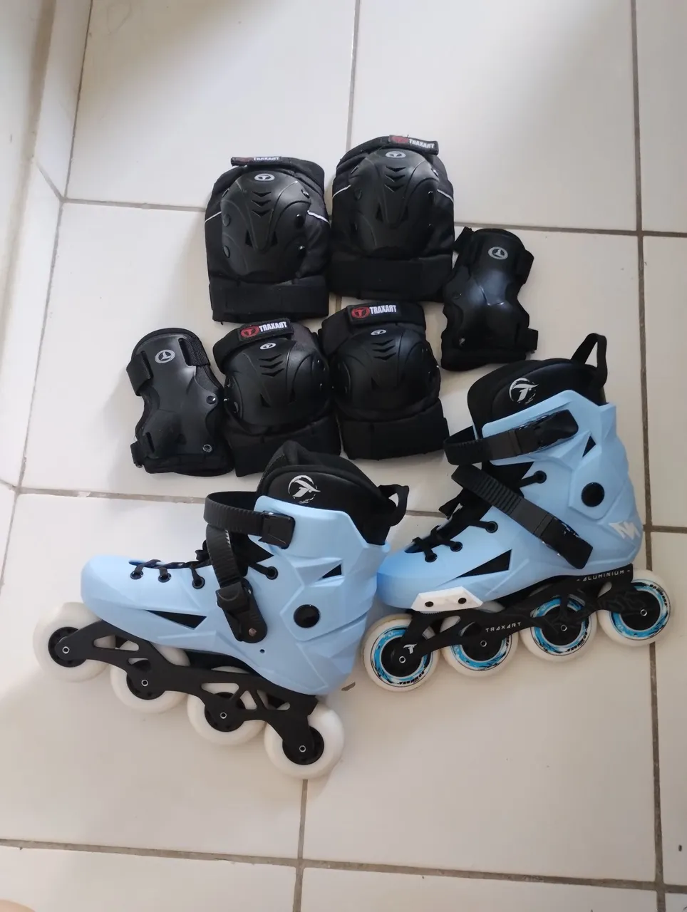 Patins Freestyle Traxart Revolt + Kit de Proteção Traxart tamanho M