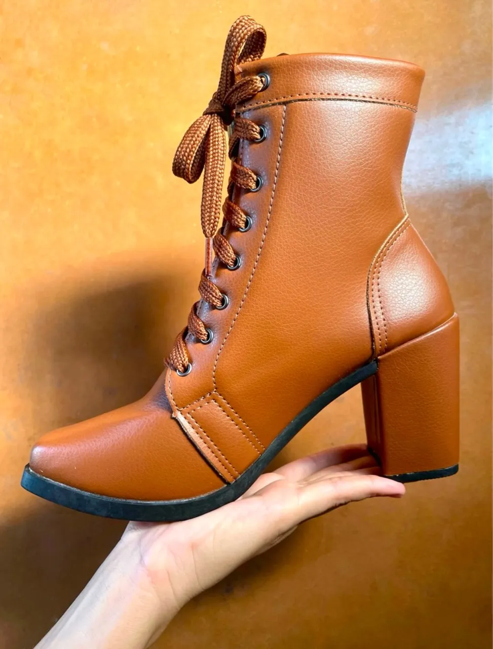 39 Bota Feminina na cor Caramelo