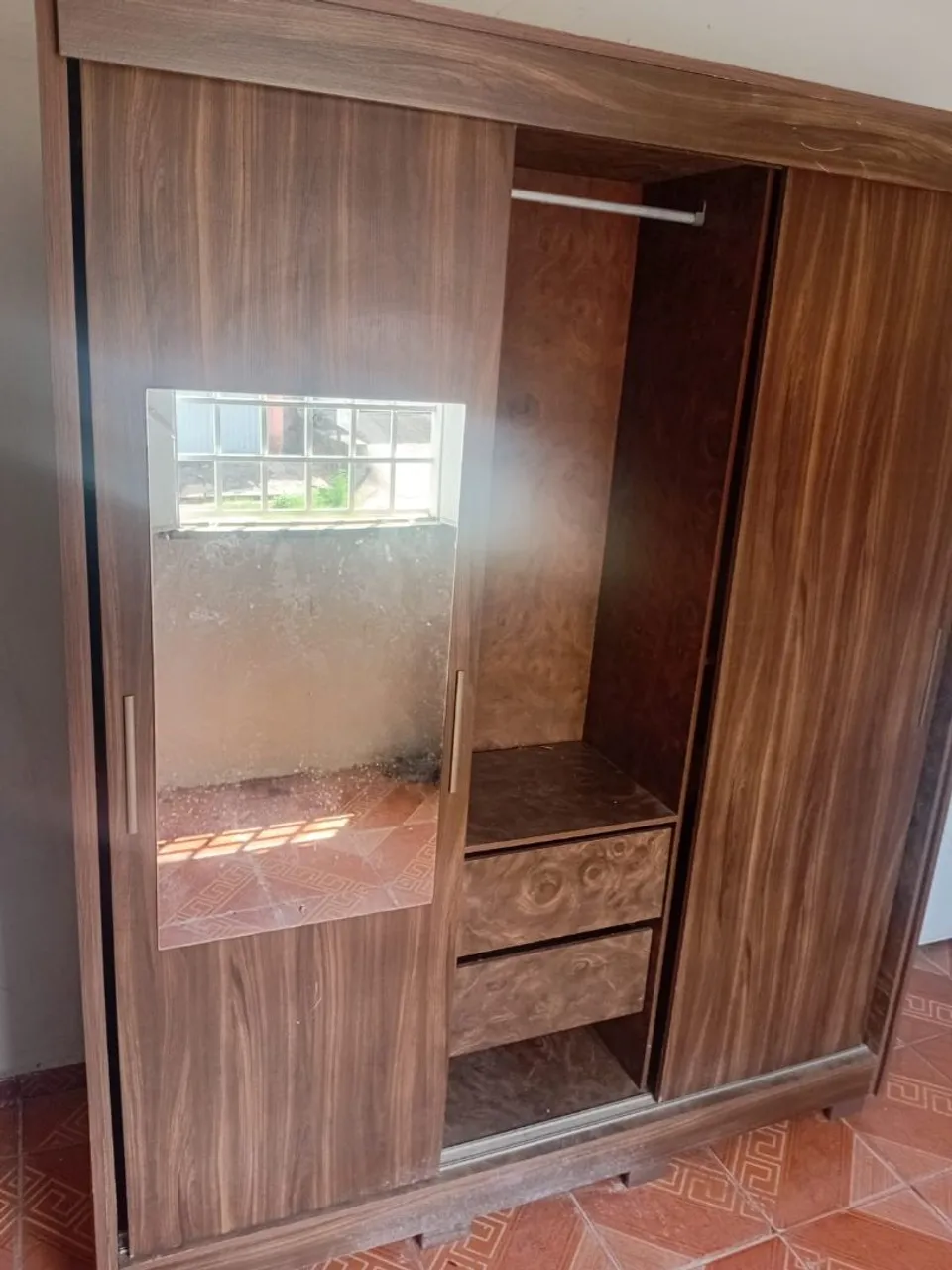 Guarda-Roupa de madeira com 3 portas
