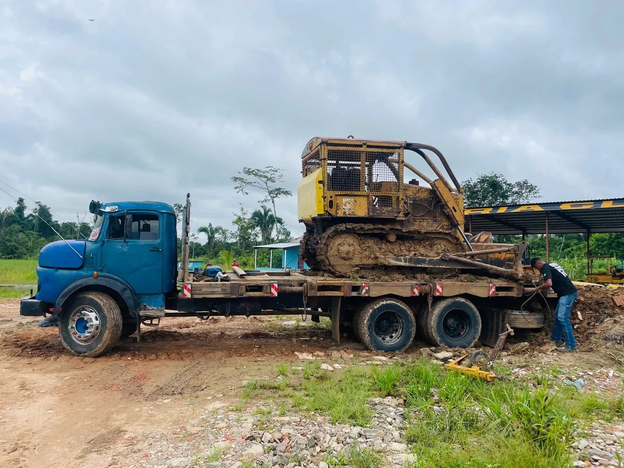 Trator de esteira caterpillar D4e trabalhando  - Foto 3