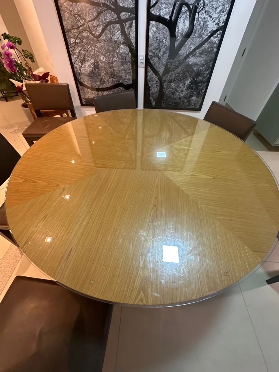 Mesa de Jantar Redonda com Tampo de Vidro e Base Amadeirada - Foto 2