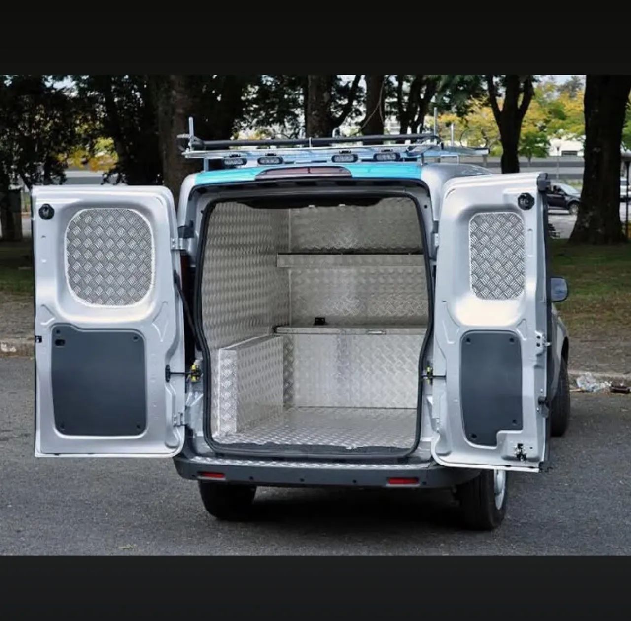 Adaptação de veículos de trabalho furgoes e camionetes  - Foto 4