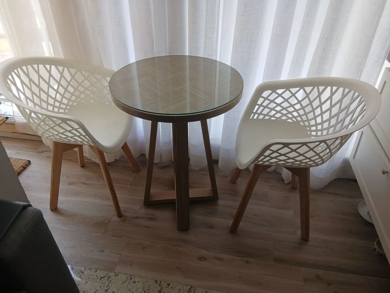 Conjunto mesa redonda com tampo de vidro 2 cadeiras com base em madeira 