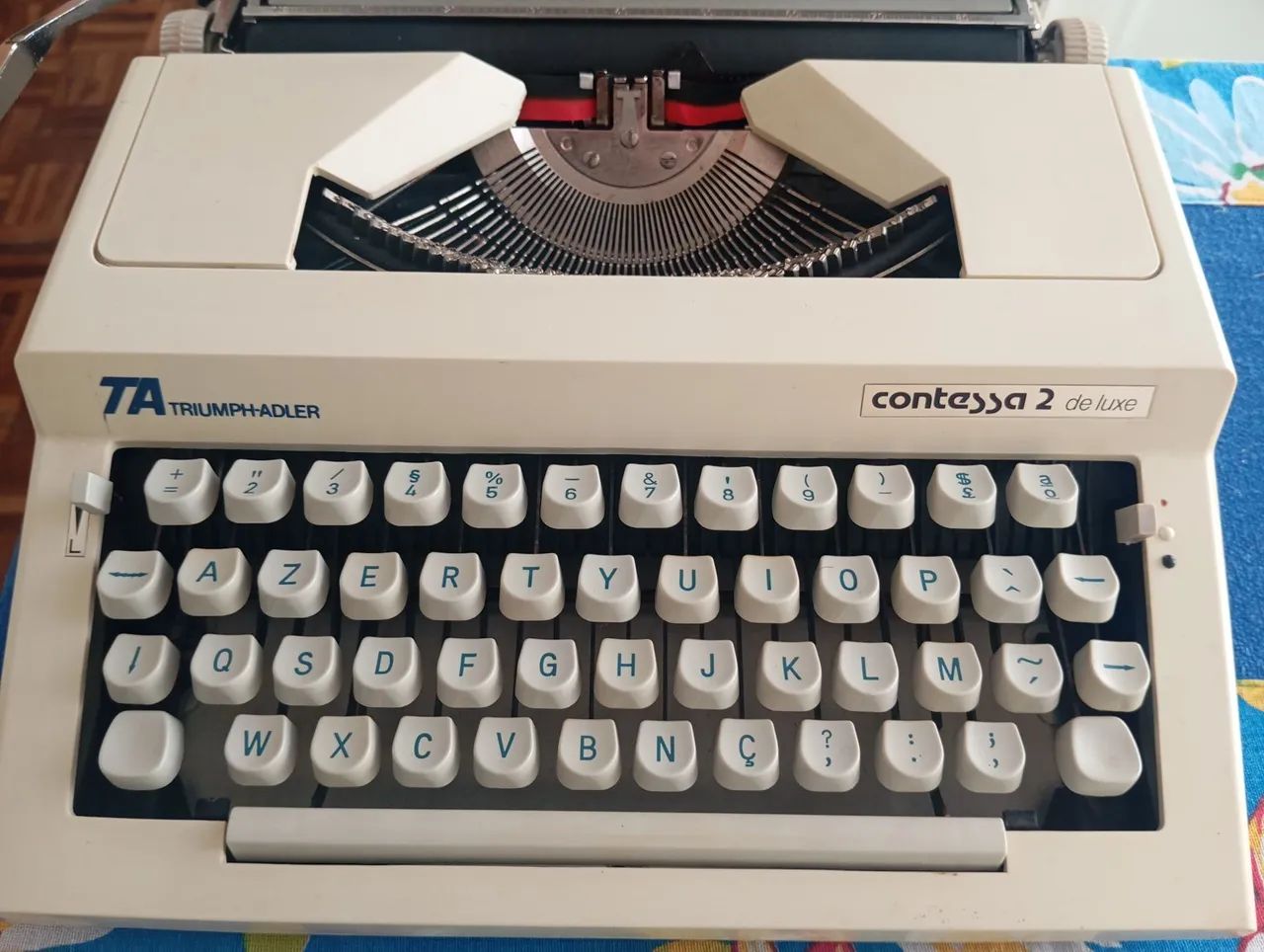 Máquina de escrever antiga 64861127591938123