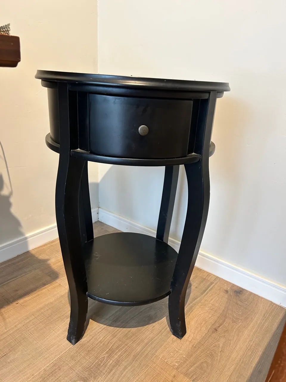 Mesa de Canto Redonda Preta com Gaveta