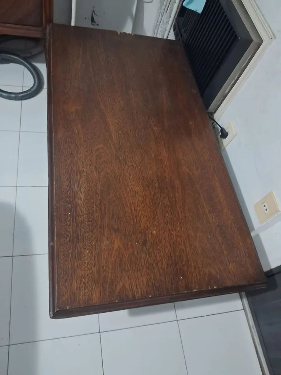 Mesa de madeira maciça em bom estado - Foto 2