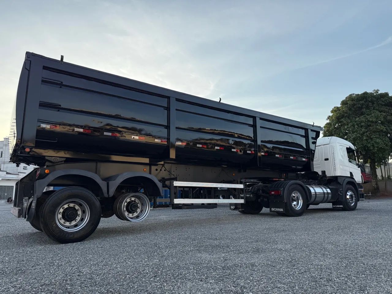 Caçamba 2 eixos - 2021