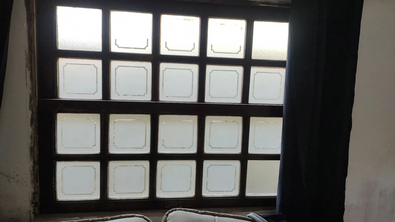 Janela de madeira com design clássico