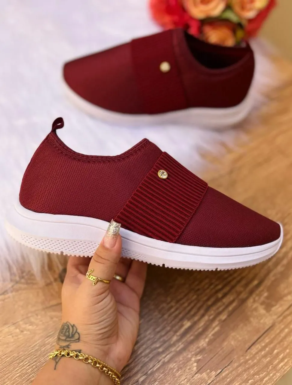 Tênis Slip On Feminino V. Vinho: Conforto e Estilo em Cada Passo.