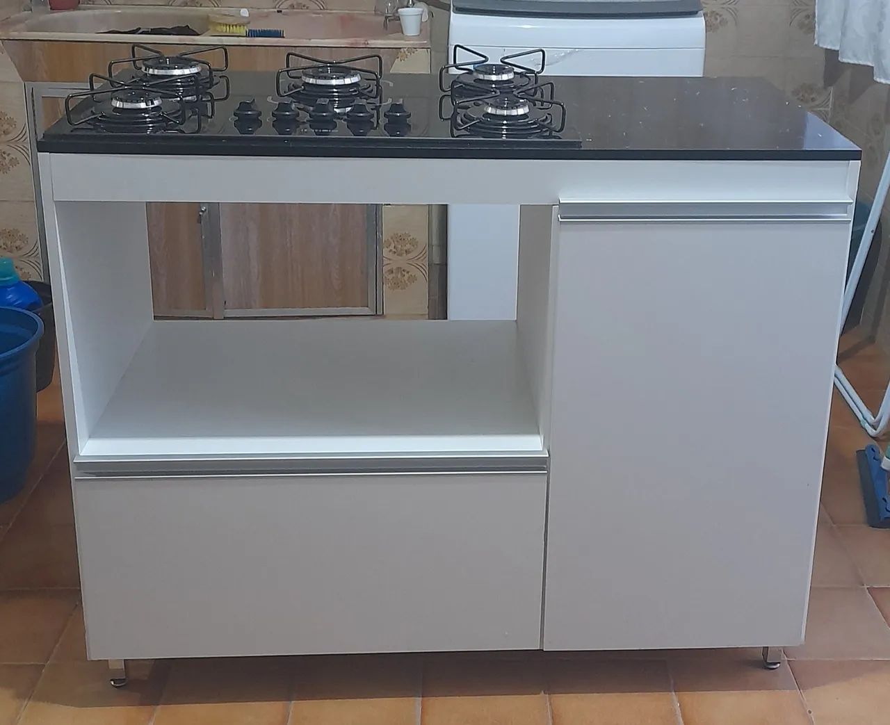 Armário de cozinha branco com cooktop 