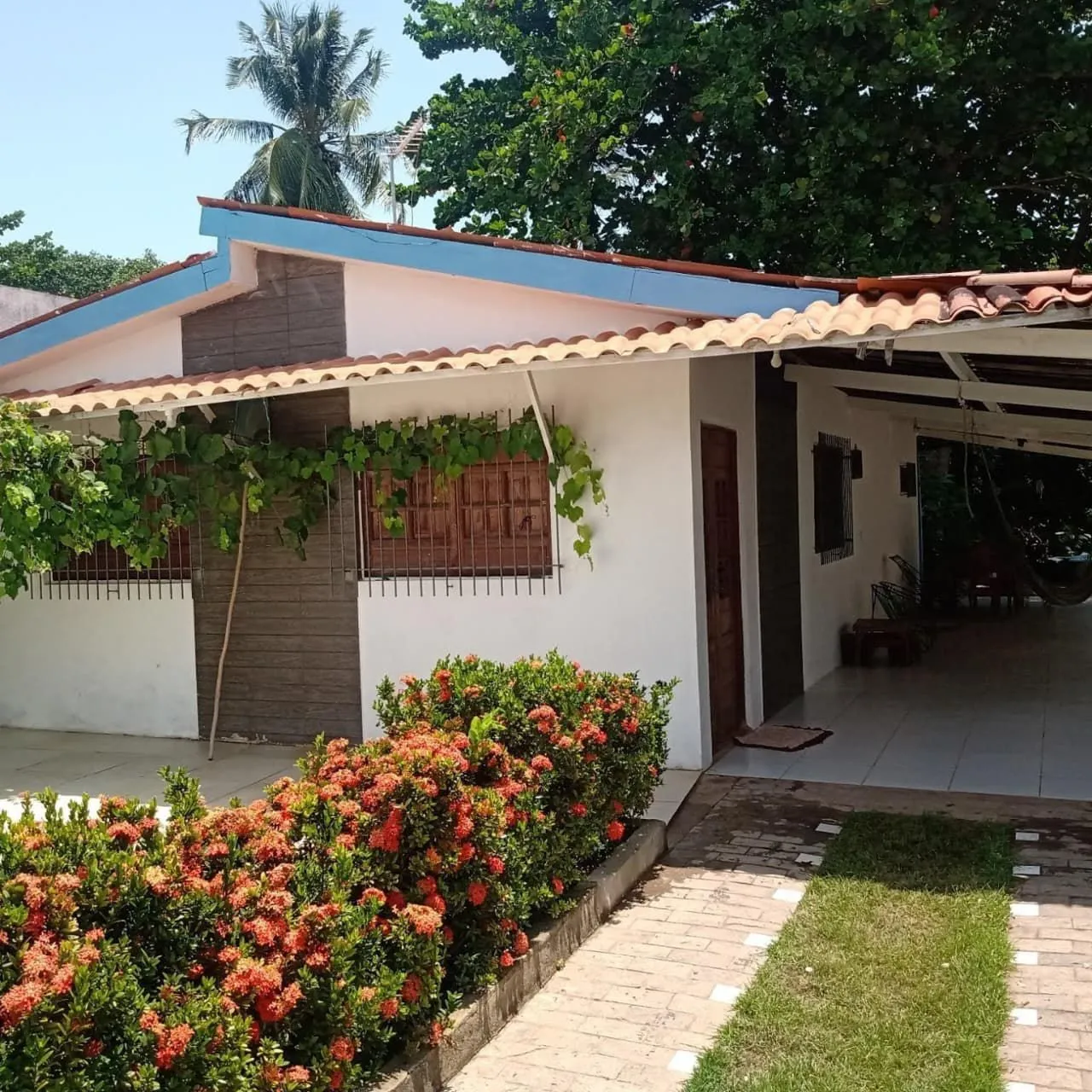 Aluga-se uma casa na Barra de Santo António na ilha da croa por temporada.