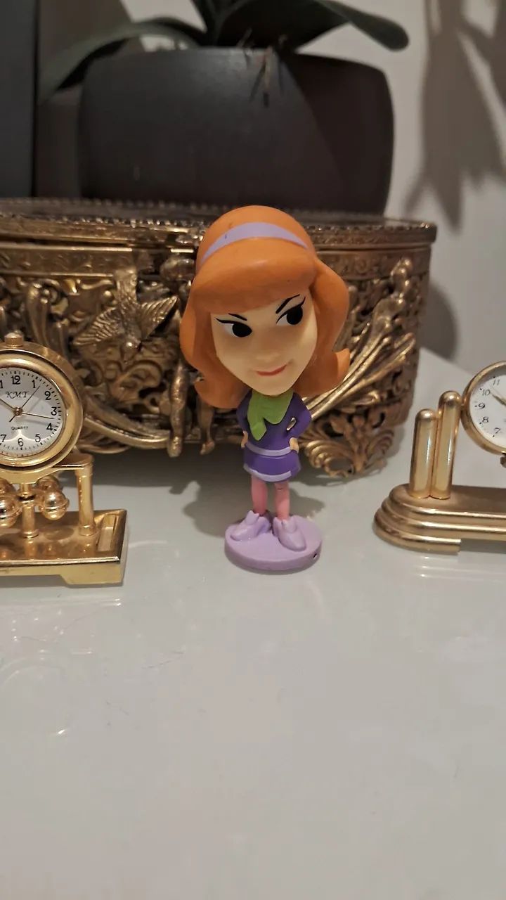 Boneca miniatura da Daphne Blake da coleção de bonecos do Scooby-Doo. 