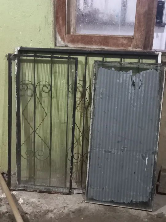 Janela de ferro com grade - Foto 2