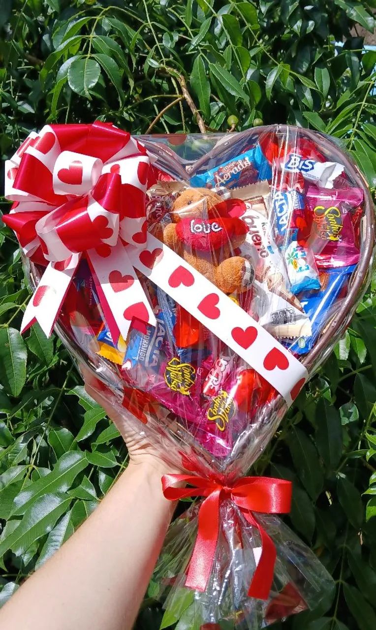 Cesta de Chocolates Com Ursinho e Balão. 
