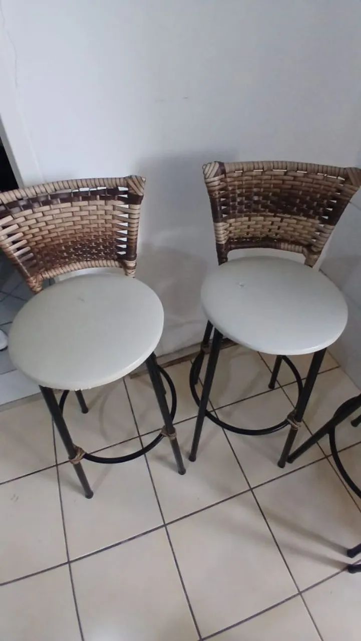 Vendo 4 banquetas semi novas !!  - Foto 2