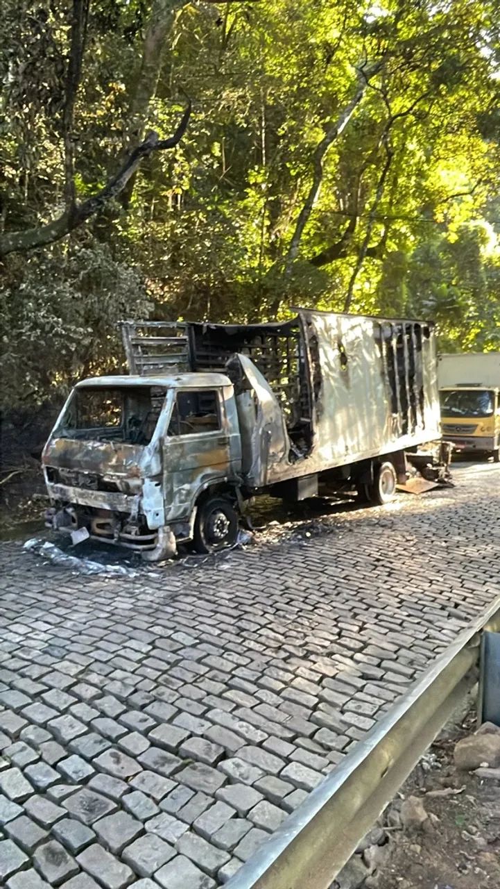 Caminhão queimado com documento  - Foto 4