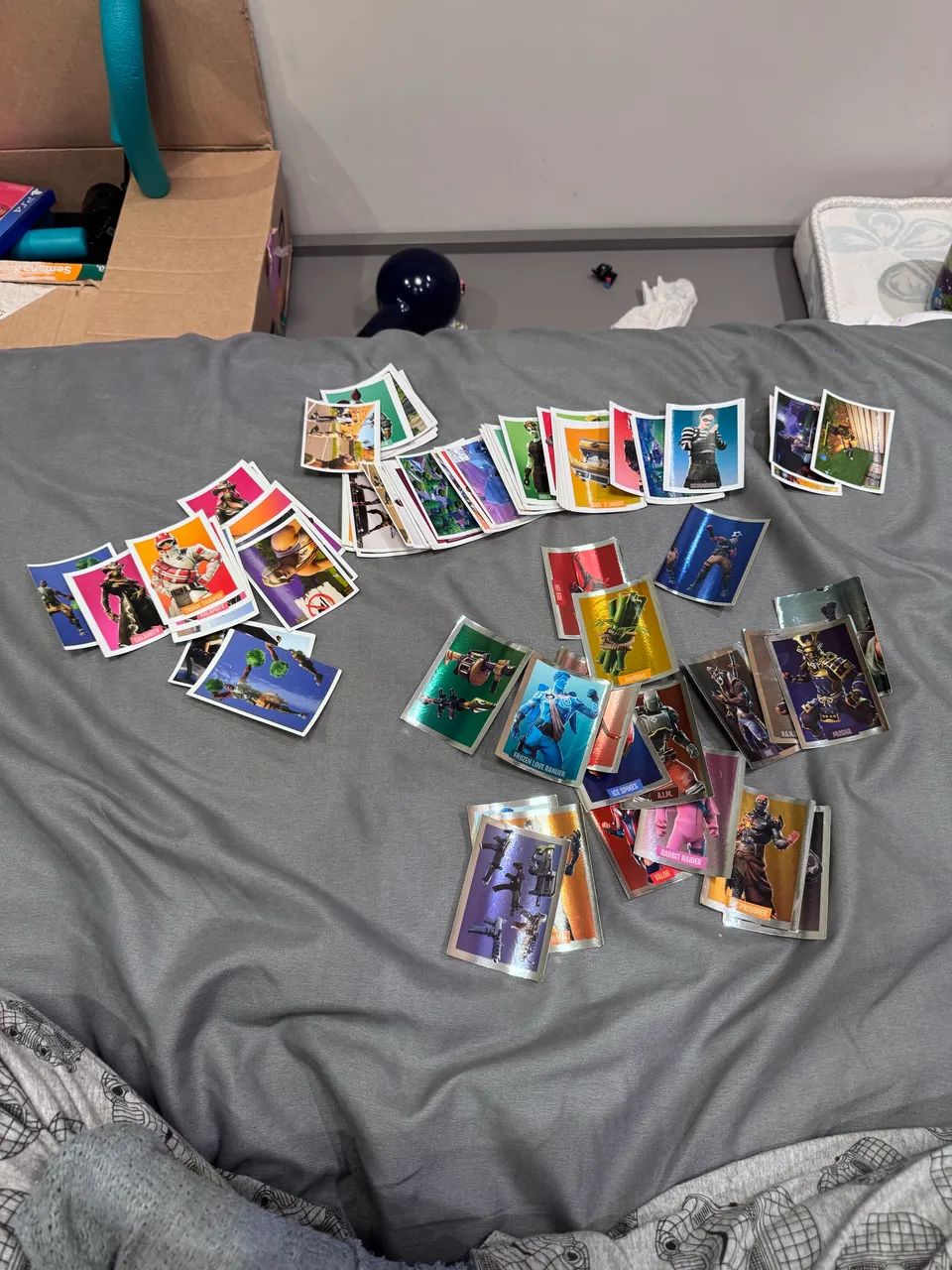 KIT 92 FIGURINHAS ÁLBUM FORTINITE 2019 - Foto 3