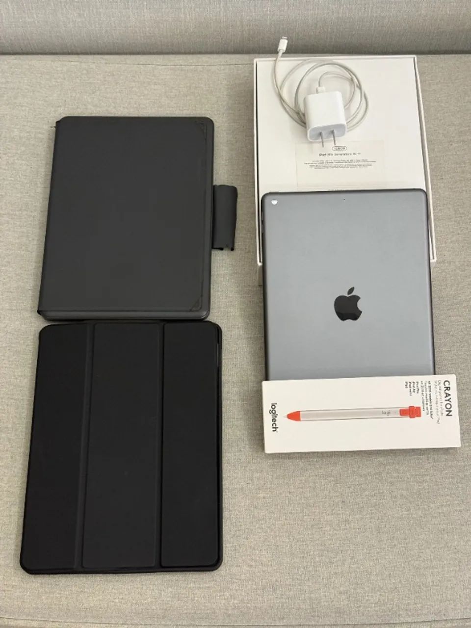 iPad 8ª Geração 128GB + Caneta Logitech Crayon + Capa teclado Logitech + capa simples