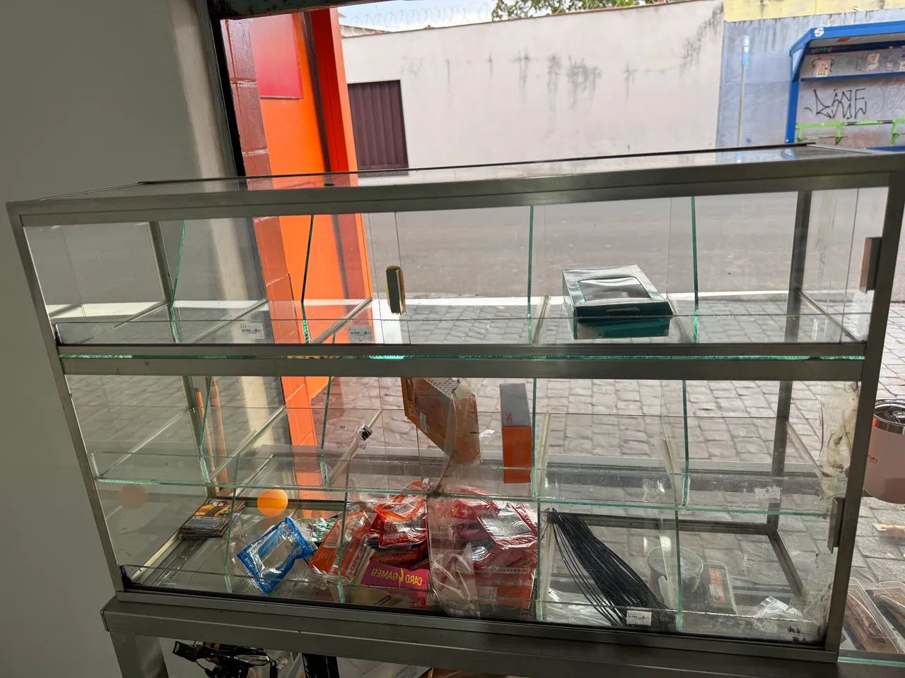 Baleiro Vitrine Expositora de Vidro com Estrutura de Alumínio - Ótimo Estado - Foto 4